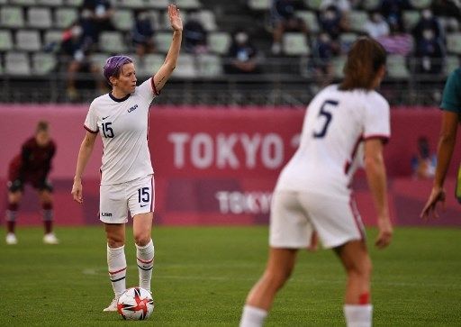 Penyerang timnas putri AS Megan Rapinoe memberi tanda kepada rekan-rekannya sebelum melepaskan tendangan bebas di laga terakhir Grup G Olimpiade Tokyo kontra Australia yang berlangsung di Kashima Soccer Stadium, Selasa (27/7/2021). [AFP]