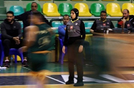 Sarah Gamal, wasit berhijab pertama di cabor basket 3x3 Olimpiade. (Hazem GOUDA / AFP)