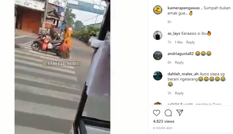 Aksi santai emak-emak nekat parkir motor di tengah jalan raya. (Instagram/kamerapengawas)