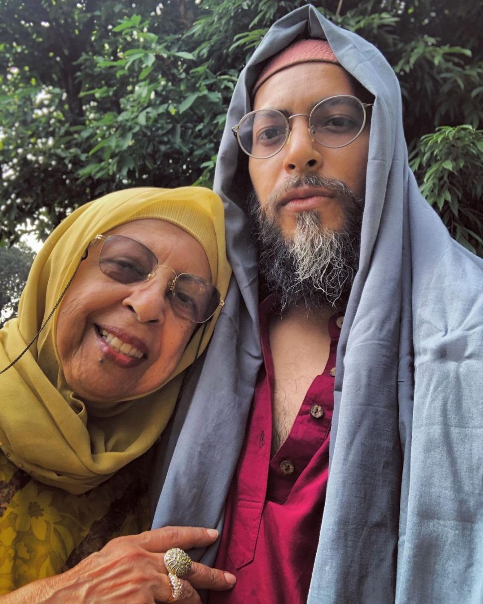 Alex Abbad bersama sang ibu, Fauzijah Abbad. [Instagram]