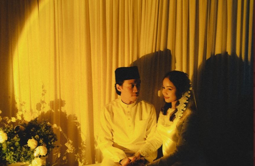 Viral Hasil Foto Pernikahan di Rumah, Cuma Modal Lampu (twitter.com/naaaahd)