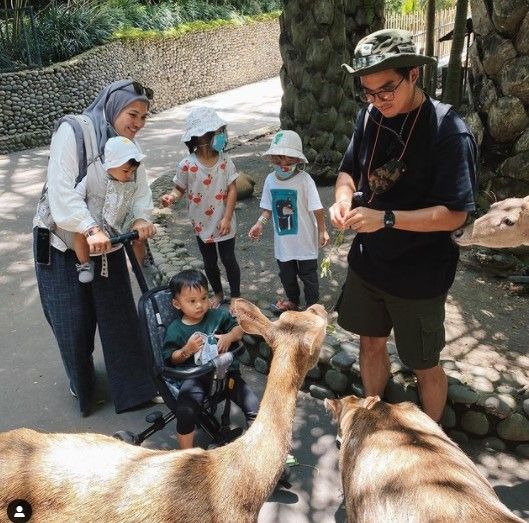 Potret Herfiza Novianti momong anak. (Instagram/herfiza)