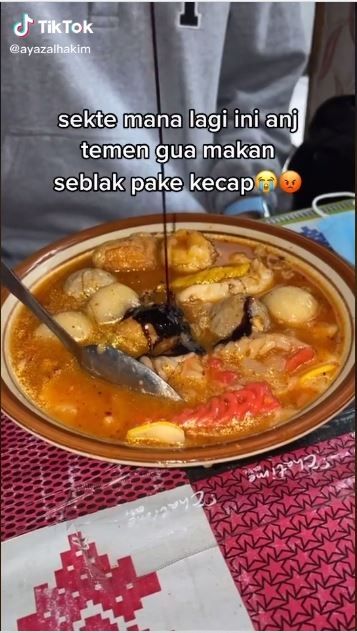 Seblak pakai kecap (TikTok @ayazalhakim)