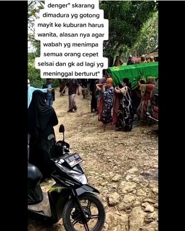 Viral perempuan Madura gotong kurang jenazah atua keranda jenazah. Alasannya, perempuan bisa hilangkan virus COVID-19.