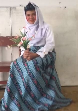 Momen kocak anak SMA gelar nikahan di kelas. (Tiktok/@awraazizahh)