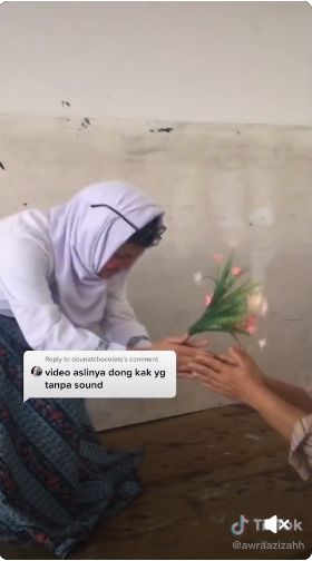 Ternyata malah disalamin layaknya lagi kondangan. (TikTok)