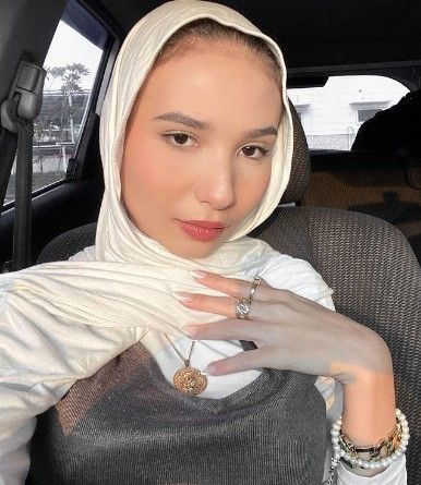 Selebgram cantik Daniella Kharisma pindah agama. (Instagram)