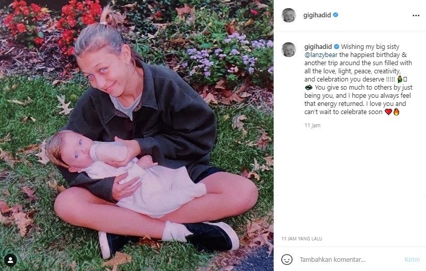 Alana Hadid sedang memberi susu kepada Gigi Hadid (Instagram)