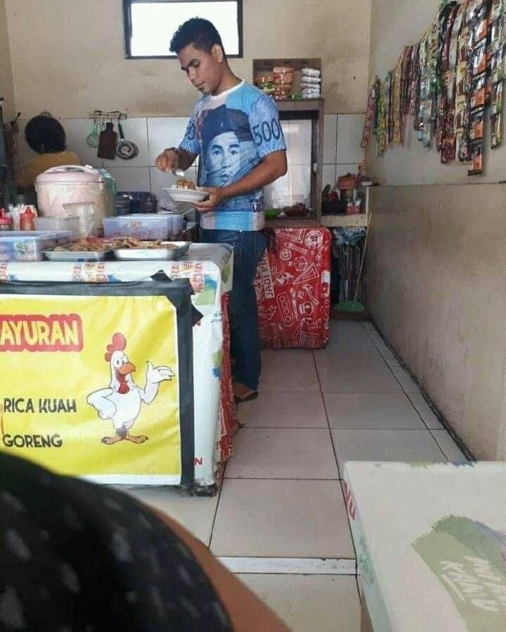  Viral Cowok Asyik Makan di Warteg, Pas Dizoom Publik Salfok Lihat Baju yang Dipakai. (Twitter/@genreceh)