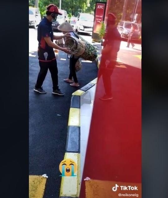 Hampiri Ibu Tua dan Lakukan Ini di Layanan Drive Thru, Aksi Staf Restoran Disorot. (TikTok/@reikoneig)