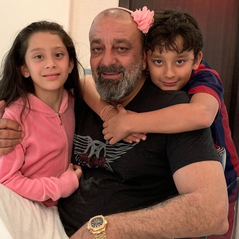 Potret Sanjay Dutt dan Anak Kembarnya (Instagram/@maanayata)