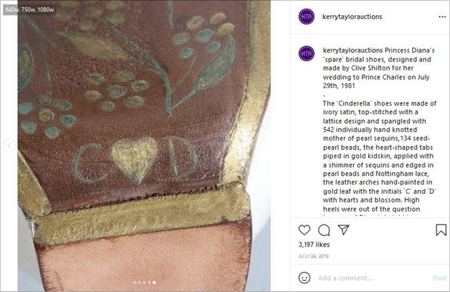 Pesan rahasia di duplikat sepatu pengantin Putri Diana. (Instagram/@kerrytaylorauctions)