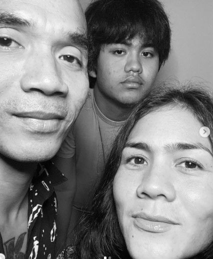 11 Momen Mesra Kaka Slank dan Istri, Tetap Langgeng Meski Sempat