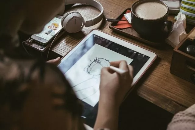 Ilustrasi membuat desain thumbnail YouTube eyecatching pakai aplikasi grafis Canva
