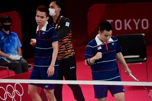 Aaron Chia/Soh Woi Yik singkirkan Kevin/Marcus di Olimpiade Tokyo. (Pedro PARDO / AFP)