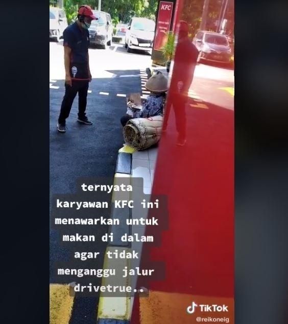 Hampiri Ibu Tua dan Lakukan Ini di Layanan Drive Thru, Aksi Staf Restoran Disorot. (TikTok/@reikoneig)