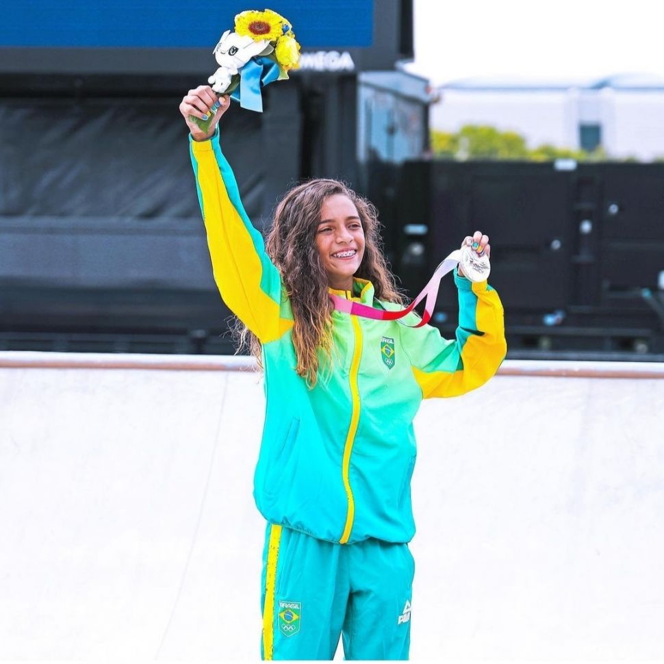 5 Gaya Keren Skater Termuda Brasil yang Raih Medali di Olimpiade Tokyo 2020 (Instagram/rayssalealsk8)