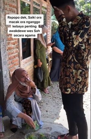 Pengantin tampil sederhana tanpa sewa MUA dan dekorasi. (Tiktok/setyantobagas)