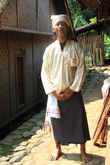 Pakaian adat suku baduy dalam. [Indonesiakaya.com]