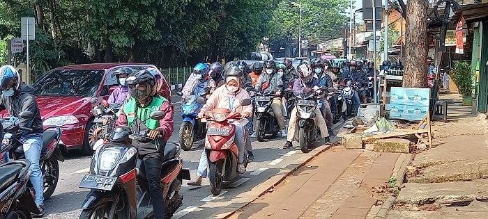 Antrean pengendara mengular saat melintas di pos penyekatan PPKM di kawasan Lenteng Agung, Jaksel. (Suara.com/Arga)