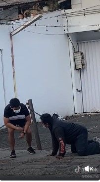 Viral seleb TikTok memberikan tantangan memberikan uang jika ada yang bisa memperagakan monyet. Seleb TikTok itu adalah Iben M.A.