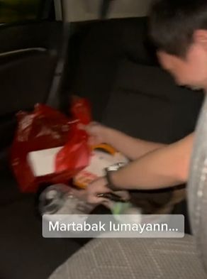 Pemuda temukan bungkusan plastik di tengah jalan. (Tiktok/garasi75)