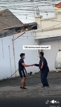 Viral seleb TikTok memberikan tantangan memberikan uang jika ada yang bisa memperagakan monyet. Seleb TikTok itu adalah Iben M.A.