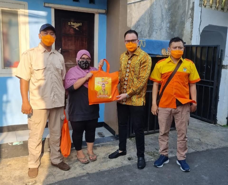 Dukung Warga Terdampak Pandemi, Pengusaha Kosgoro 1957 DKI Jakarta Kasih Paket Bantuan.