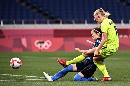 Pemain Swedia Stina Blackstenius mencetak gol ke gawang Jepang di babak perempat final sepak bola putri Olimpiade Tokyo di Saitama Stadium, Jumat (30/7/2021). [AFP]