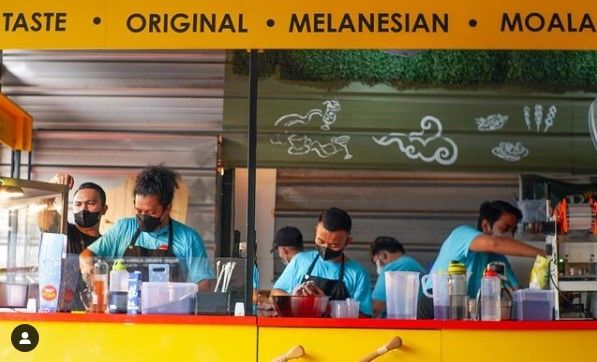 Portret kedai pisang Arie Kriting dan Arya Saloka. (Instagram/moala.pisgor)