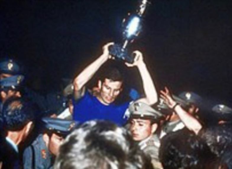 Giacinto Facchetti mengantar Timnas Italia juara Euro 1968. (Twitter/@JJAGlasgow)