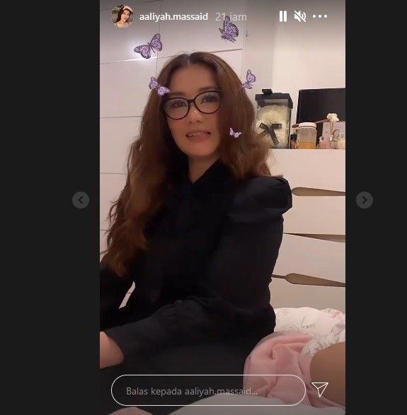 Wajah Reza Artamevia direkam oleh sang putri, Aaliyah Massaid dan diunggah di Insta Story.