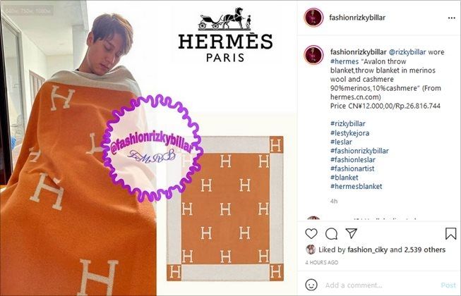 Rizky Billar pakai selimut mewah dari Hermes. (Instagram/@fashionrizkybillar)