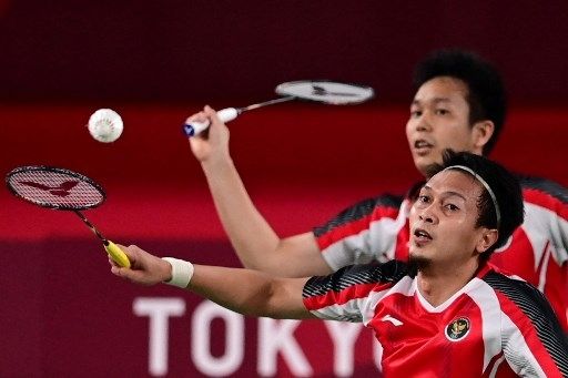 Pasangan Indonesia Hendra Setiawan/ Mohammad Ahsan dalam pertandingan perebutan medali perunggu bulu tangkis ganda putra melawan Aaron Chia dari Malaysia dan Soh Wooi Yik dari Malaysia selama Olimpiade Tokyo 2020 di Musashino Forest Sports Plaza di Tokyo pada 31 Juli , 2021.Pedro PARDO / AFP