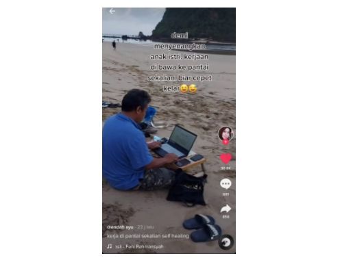 Bawa laptop dan meja lipat ke pantai. (TikTok)