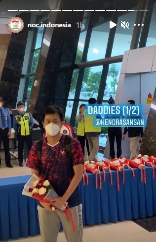 Pebulutangkis spesialis ganda putra Indonesia, Hendra Setiawan menerima bunga di Bandara Soekarno-Hatta, Tangerang, Minggu (1/8/2021) pasca berjuang di Olimpiade Tokyo 2020. [Tangkapan layar Instagram NOC Indonesia]