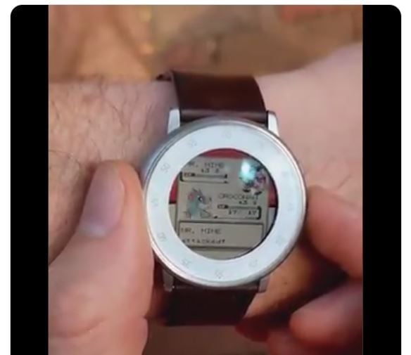 Smartwatch ini bisa memainkan game Pokemon klasik. (Twitter/ ericmigi)