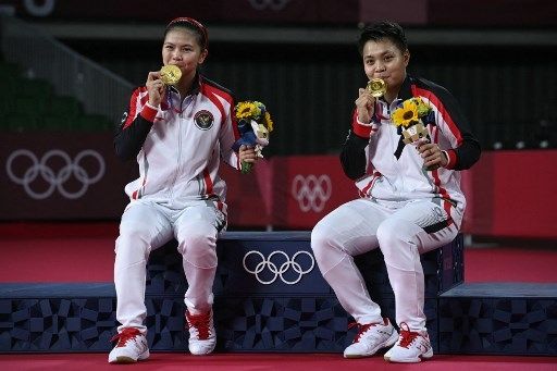 Ganda putri Indonesia Greysia Pollii-Apriyani Rahayu merebut medali emas Olimpiade, Senin (2/8/2021). [AFP]