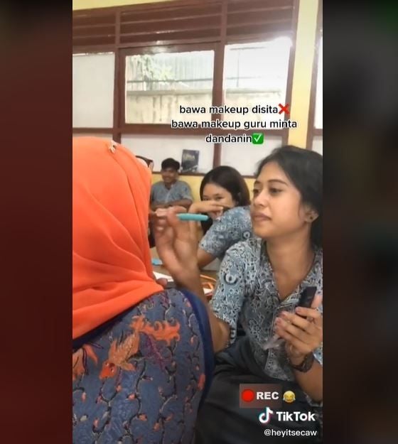 Bukan Disita, Viral Siswi Ini Malah Disuruh Merias Guru di Kelas (tiktok.com/@heyitsecaw)