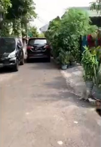 Pengendara mobil tak bisa lewat gegera mobil warga parkir di pinggir jalan. (Instagram/undercover.id)