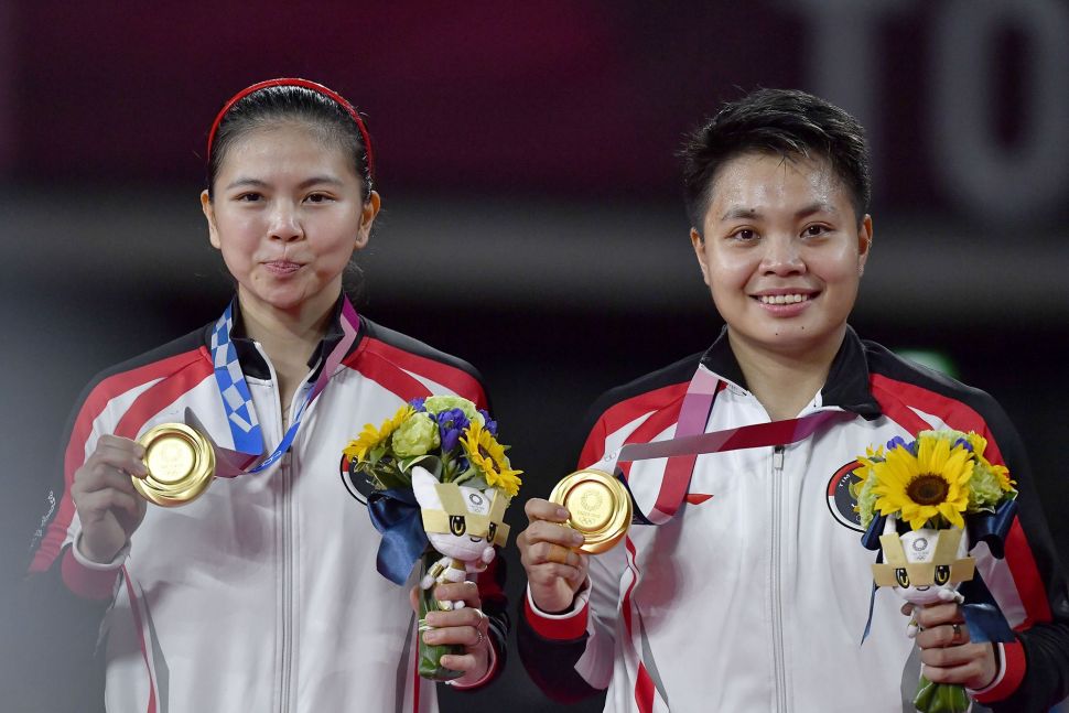 Pebulutangkis ganda Putri Indonesia Greysia Pollii (kiri) dan Apriyani Rahayu mencium medali emas yang berhasil mereka raih untuk nomor bulutangkis ganda putri Olimpiade Tokyo 2020 di Musashino Forest Sport Plaza, Tokyo, Jepang, Senin (2/8/2021). ANTARA FOTO/Sigid Kurniawan