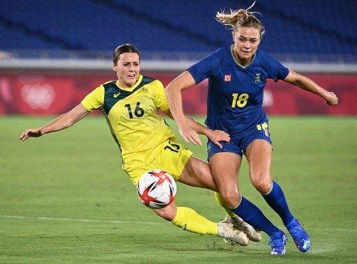 Pemain Swedia Fridolina Rolfo menjebol gawang Australia di babak semifinal sepak bola putri Olimpiade Tokyo yang digelar di Saitama Soccer Stadium, Senin (2/8/2021). [AFP]