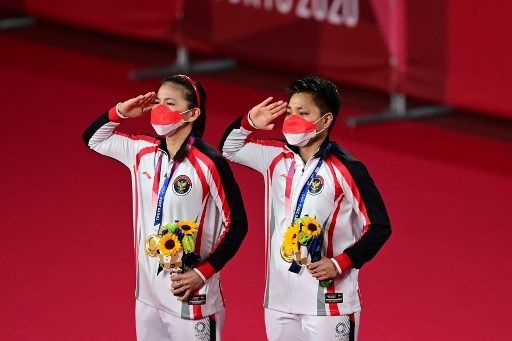 Ganda putri Indonesia Greysia Pollii-Apriyani Rahayu merebut medali emas Olimpiade, Senin (2/8/2021). [AFP]