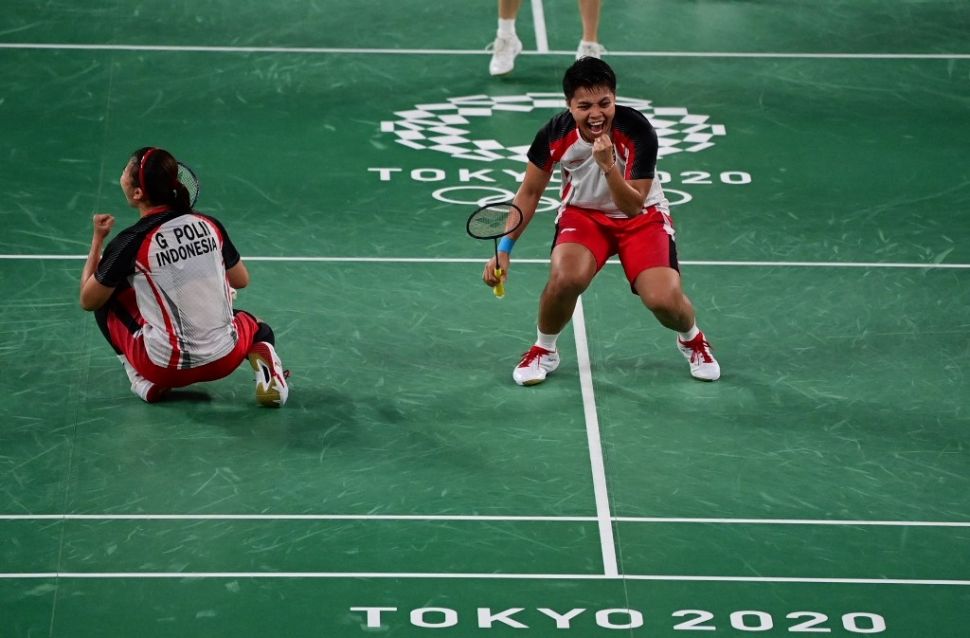 Pasangan ganda putri Indonesia, Apriyani Rahayu (kanan) dan Greysia Polii tampil di laga final ganda putri bulutangkis Olimpiade Tokyo melawan Jia Yifan / Chen Qingchen dari China di Musashino Forest Sports Plaza, Tokyo, Jepang, Senin (2/8/2021) siang WIB. [Pedro PARDO / AFP]