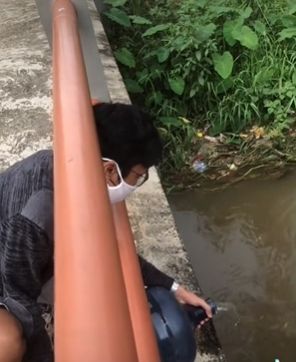Aksi pemuda sengaja buang air soda satu galon ke sungai. (Tiktok)