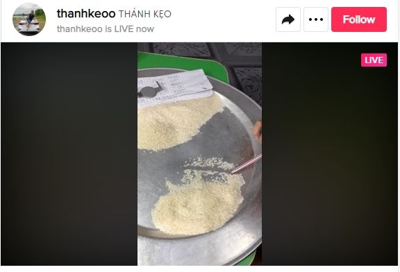 Pria melakukan live streaming menghitung jumlah beras. (Tiktok/@thanhkeoo)