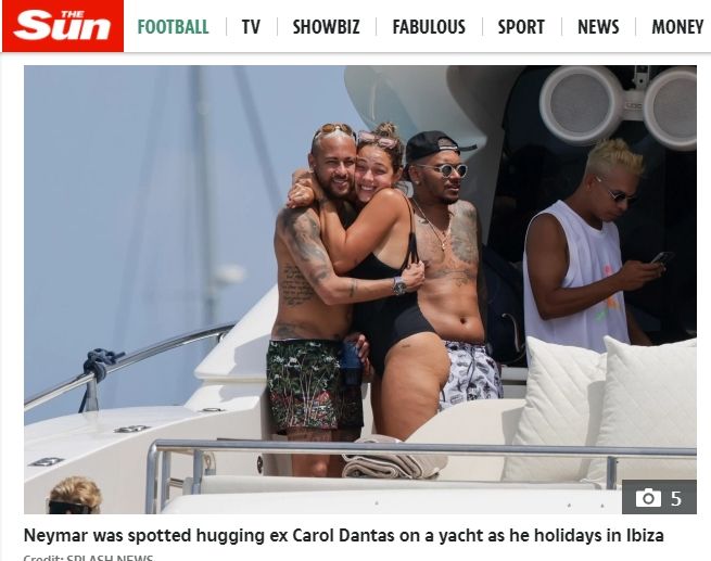 Neymar berpelukan dengan mantan pacarnya, Carolina Dantas. (The Sun)