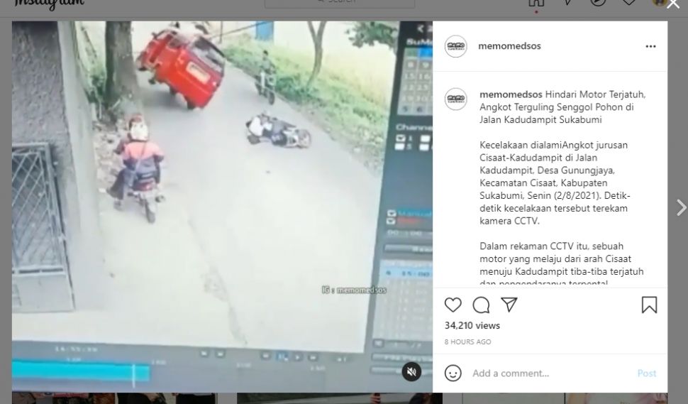 Angkot hindari pemotor terguling (Instagram)