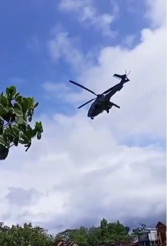 Helikopter mendadak mendarat saat warga gelar hajatan. (Instagram/makassar_iinfo)