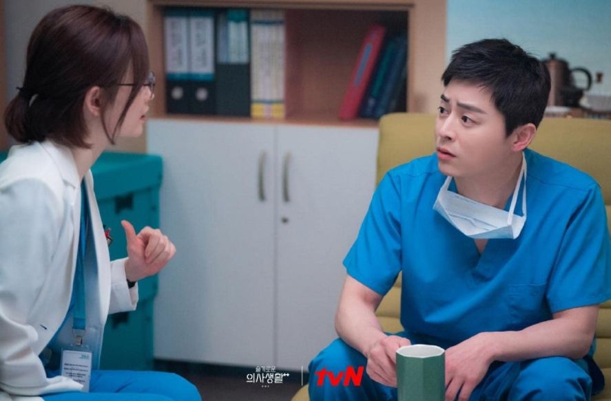 Jo Jung Suk dan Jeon Mi Do – Hospital Playlist. [IMDb]